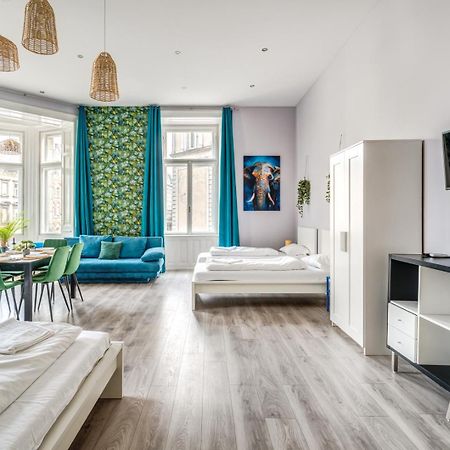 Appartamento Downtown Delight - Erzsebet Blvd - 13 Ppl Budapest Esterno foto