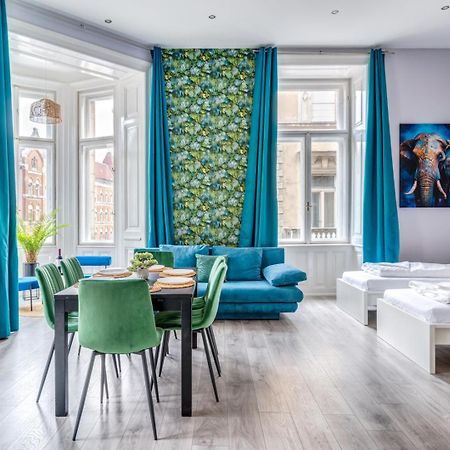 Appartamento Downtown Delight - Erzsebet Blvd - 13 Ppl Budapest Esterno foto