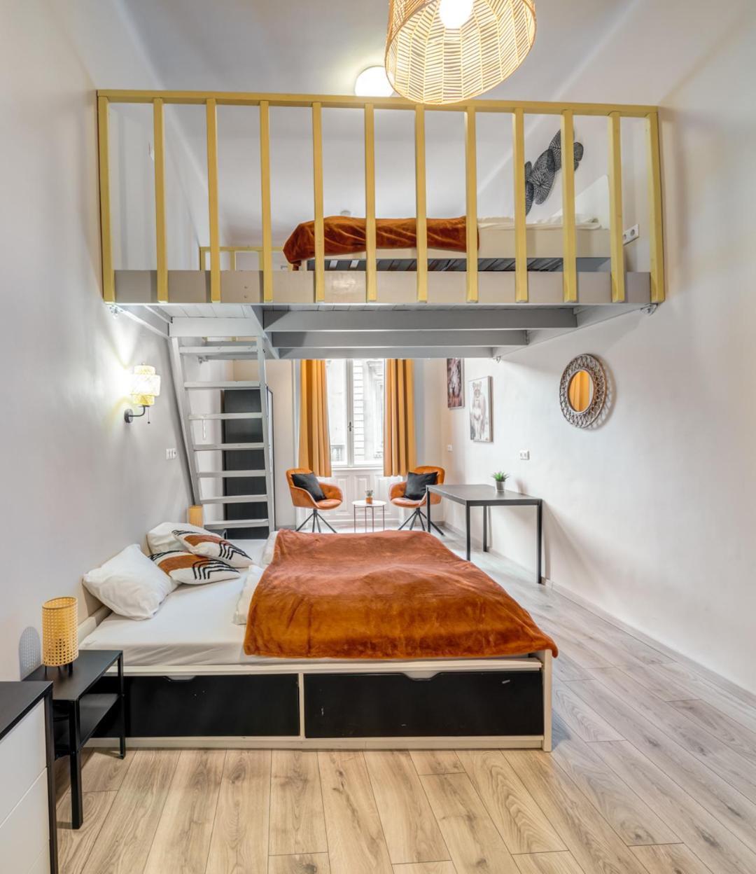 Appartamento Downtown Delight - Erzsebet Blvd - 13 Ppl Budapest Esterno foto