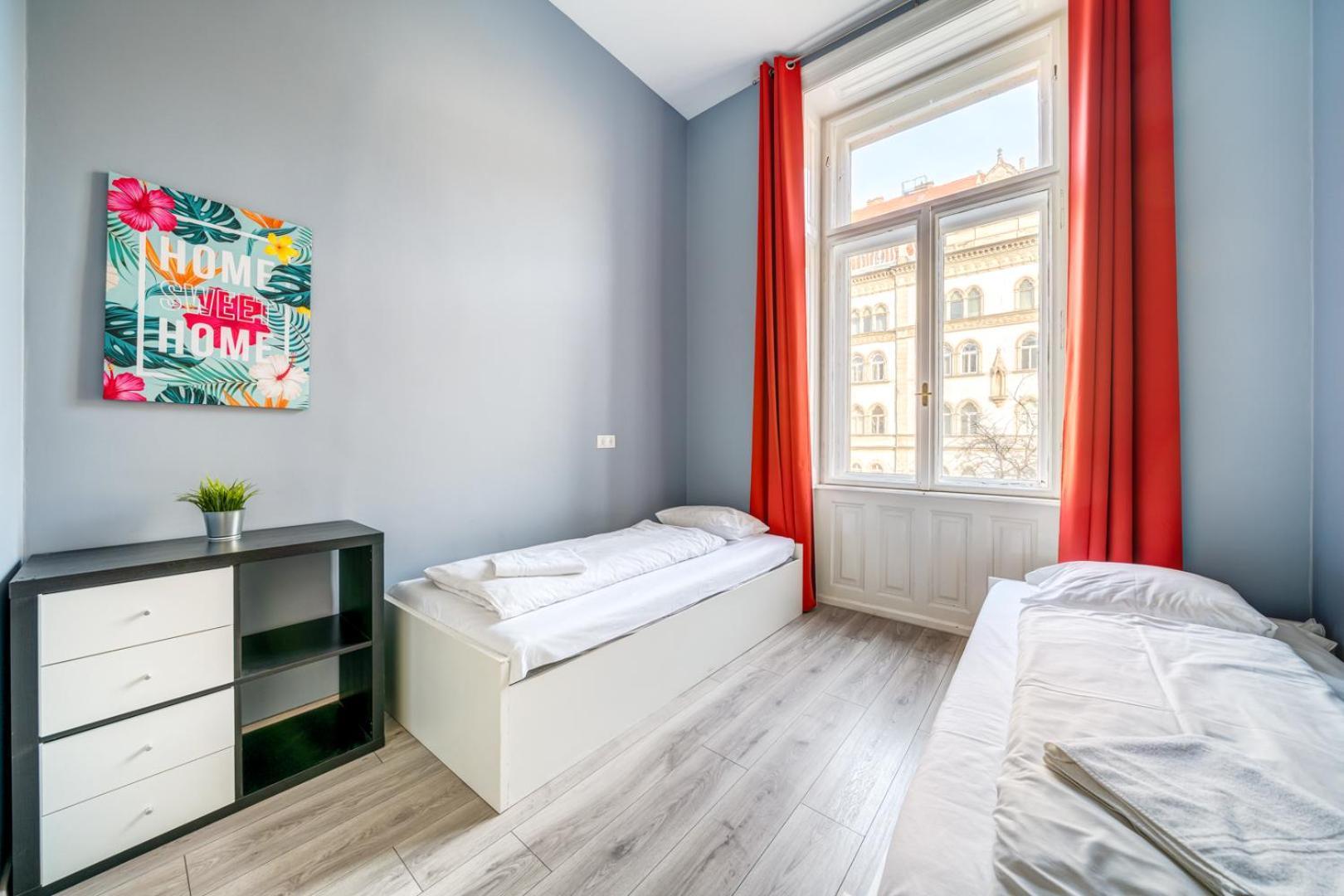 Appartamento Downtown Delight - Erzsebet Blvd - 13 Ppl Budapest Esterno foto