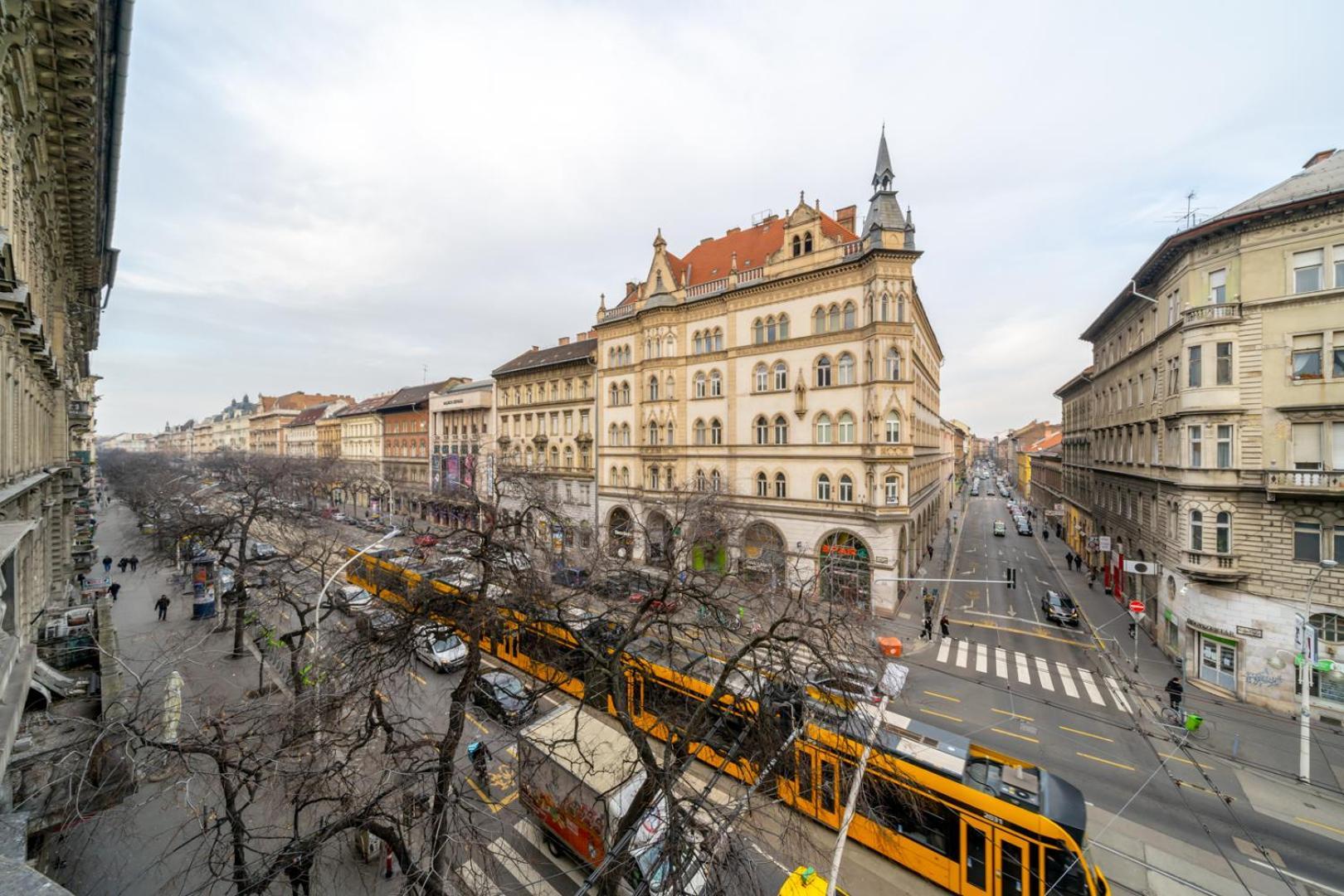 Appartamento Downtown Delight - Erzsebet Blvd - 13 Ppl Budapest Esterno foto